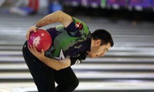 Two-handed bowling: Jogar de duas mãos é a nova tendência do Boliche