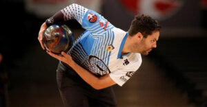 Two-handed bowling: Jogar de duas mãos é a nova tendência do Boliche